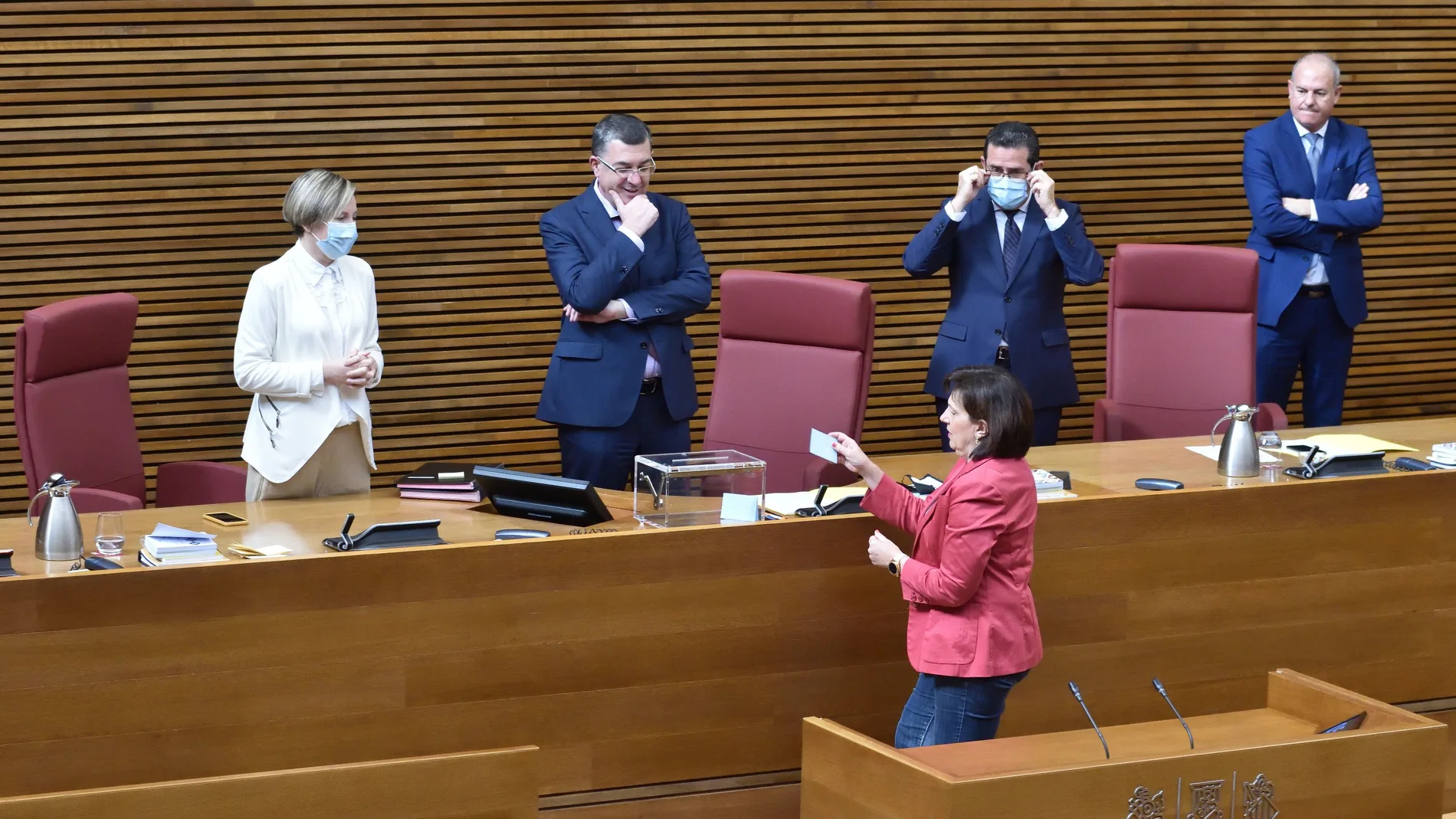 La diputada que ha resultada elegida presidenta de la comisión, Carmen Martínez (PSPV) en el momento de depositar su voto para la constitución de la Mesa