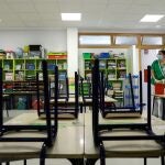 Una trabajadora del servicio de limpieza desinfecta las sillas y los pupitres de una clase de infantil del colegio CEIP 103 de Valencia.
