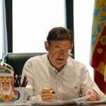El presidente de la Generalitat Valenciana, Ximo Puig, en su despacho del Palau, hoy viernes 15 de mayo