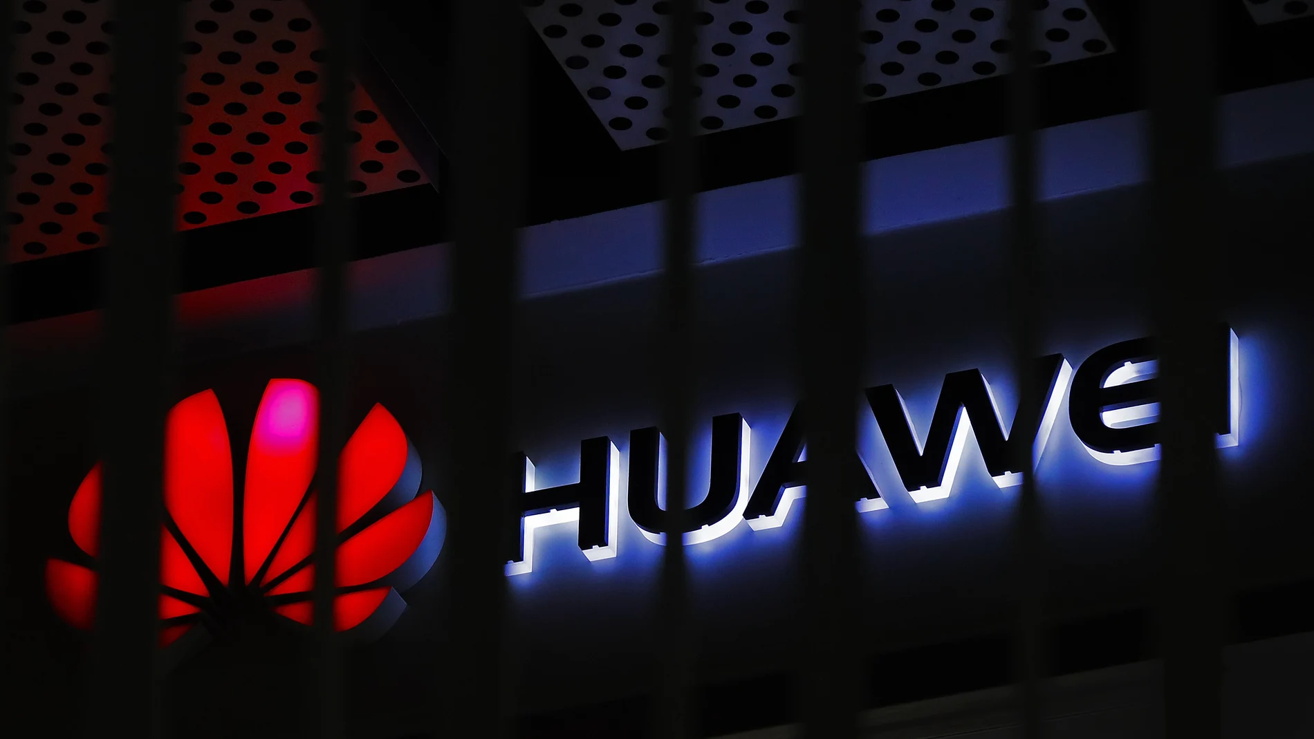 Logo de Huawei en un edificio comercial de Pekín