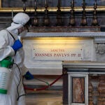 Sanifican la Basílica de San Pedro para reabrir sus puertas