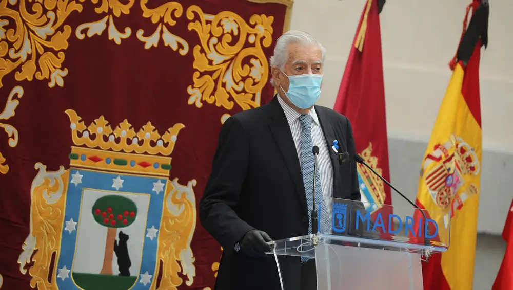 El premio Nobel de Literatura Mario Vargas Llosa, durante la laudatio en la ceremonia de entrega de la Medalla de Oro