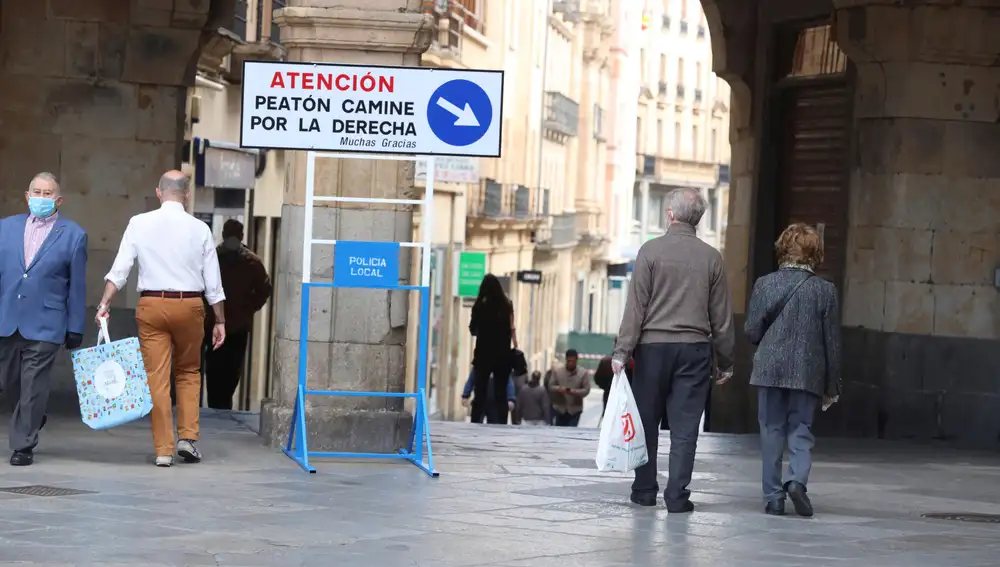 SALAMANCA, 16/05/2020.- El Ayuntamiento de Salamanca ha instalado en las principales calles del centro de la capital señales para intentar ordenar el tráfico de los peatones, de forma que "circulen por su derecha", tal y como se recoge en una de las puestas en la Plaza Mayor. EFE/J.M.GARCIA