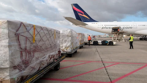 Un avión cargado con material sanitario