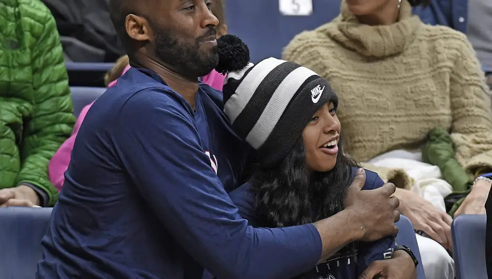 Kobe Bryant y su hija Gianna, también fallecida, en un partido de baloncesto