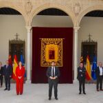 El presidente de la Región de Murcia, Fernando López Miras junto a miembros de su Gobierno (iz), el presidente de CROEM, José María Albarracín, los secretarios generales de CCOO, Santiago Navarro y de UGT, Antonio Jiménez (d)