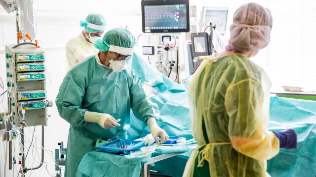 Un equipo de sanitarios atiende a un paciente en una unidad de cuidados intensivos del Hospital Herlev de Copenhague, en DInamarca