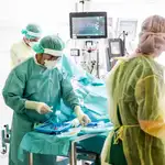 Un equipo de sanitarios atiende a un paciente en una unidad de cuidados intensivos del Hospital Herlev de Copenhague, en DInamarca