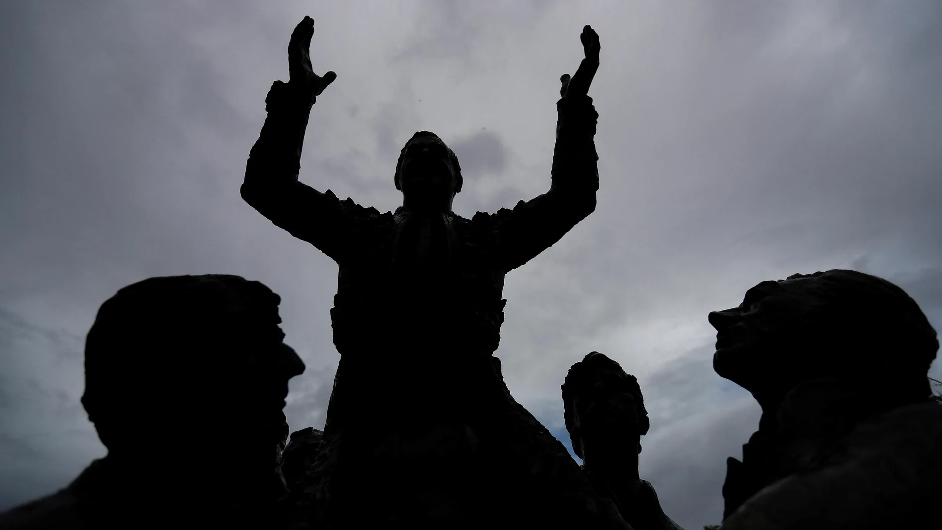 Silueta de la escultura de Antonio Bienvenida que se levanta frente a la Monumental de Las Ventas en Madrid, que este año no ha podido celebrar su Feria de San Isidro