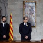 El presidente de la Generalitat de Cataluña, Quim Torra, durante su toma de posesión en 2018, en presencia del presidente del parlamento regional, Roger Torrent