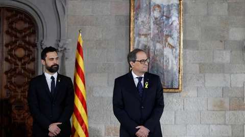 El presidente de la Generalitat de Cataluña, Quim Torra, durante su toma de posesión en 2018, en presencia del presidente del parlamento regional, Roger Torrent