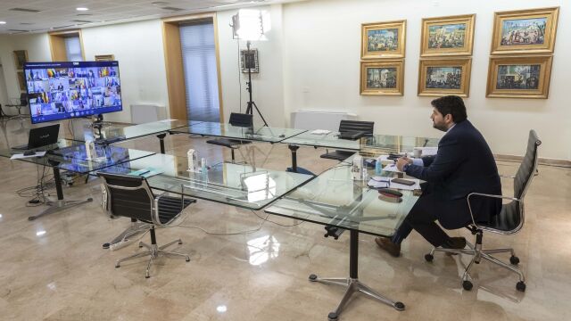 El presidente de la Región de Murcia, Fernando López Miras durante la videoconferencia con Pedro Sánchez