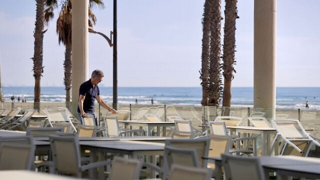 El propietario de un restaurante junto al paseo de la playa de La Patacona de Alboraya
