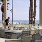 El propietario de un restaurante junto al paseo de la playa de La Patacona de Alboraya