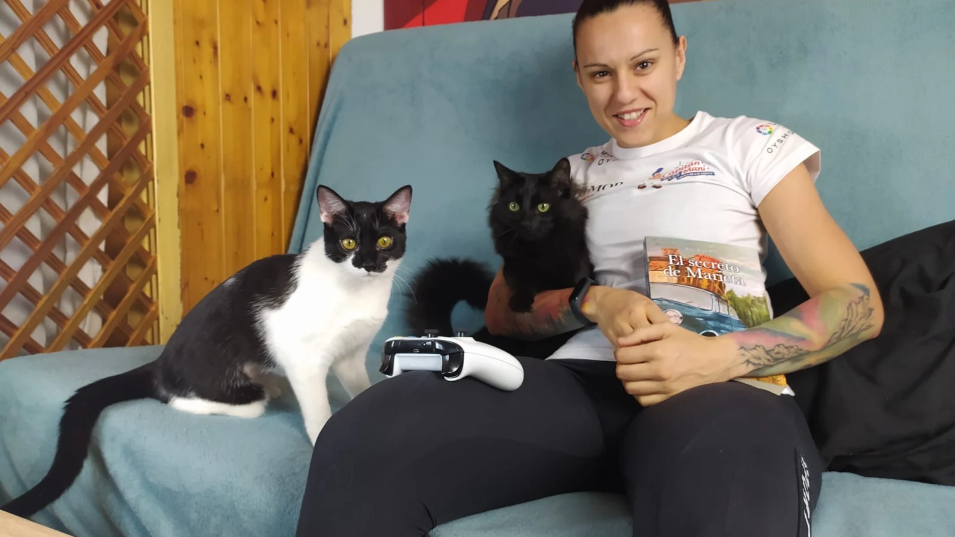 Joana Pastrana, con sus gatos