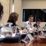 El presidente del gobierno Pedro Sánchez (c), el ministro de Sanidad Salvador Illa (2d), la ministra de Política Territorial y Función Pública, Carolina Darias (d), la vicepresidenta cuarta del Gobierno y ministra para la Transición Ecológica y el Reto Demográfico, Teresa Ribera (2i), y la ministra de Hacienda y portavoz del gobierno María Jesús Montero (i), durante la reunión por videoconferencia con los presidentes autonómicos, hoy en el palacio de La Moncloa, tras anunciar este sábado que pedirá la quinta prórroga del estado de alarma, esta vez por un mes, y en la víspera de la entrada de nuevos territorios en las fases 1 y 2 de la desescalada de las restricciones por el coronavirus