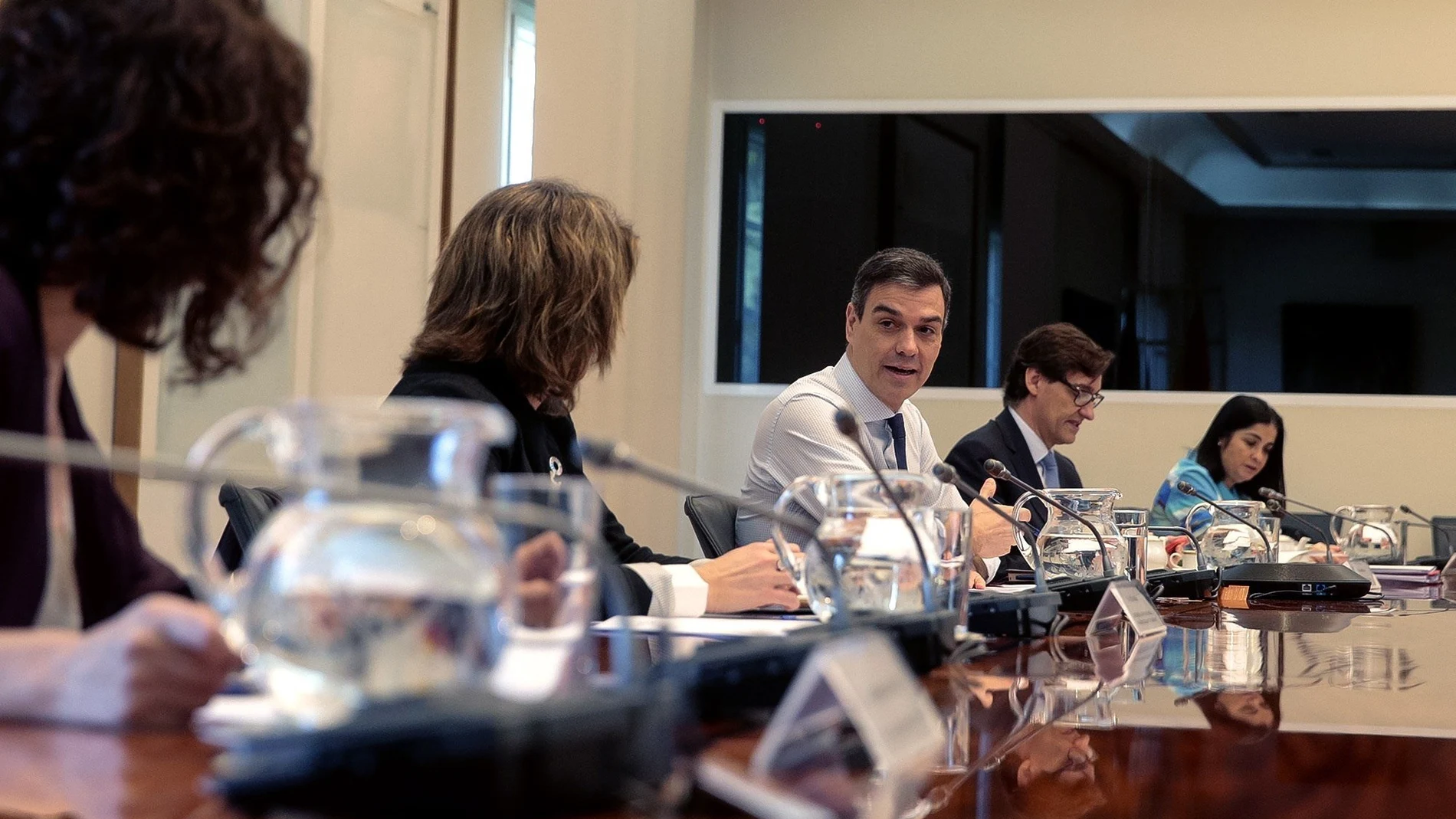 El presidente del gobierno Pedro Sánchez (c), el ministro de Sanidad Salvador Illa (2d), la ministra de Política Territorial y Función Pública, Carolina Darias (d), la vicepresidenta cuarta del Gobierno y ministra para la Transición Ecológica y el Reto Demográfico, Teresa Ribera (2i), y la ministra de Hacienda y portavoz del gobierno María Jesús Montero (i), durante la reunión por videoconferencia con los presidentes autonómicos, hoy en el palacio de La Moncloa, tras anunciar este sábado que pedirá la quinta prórroga del estado de alarma, esta vez por un mes, y en la víspera de la entrada de nuevos territorios en las fases 1 y 2 de la desescalada de las restricciones por el coronavirus