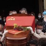 El féretro con los restos mortales de Julio Anguita sale del Ayuntamiento de Córdoba envuelto en la bandera comunista