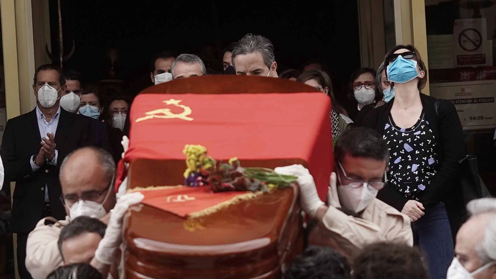 El féretro con los restos mortales de Julio Anguita sale del Ayuntamiento de Córdoba envuelto en la bandera comunista