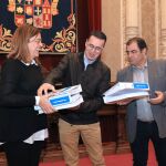 La presidenta de la Diputación de Palencia, Ángeles Armisén, entrega los documentos
