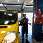 Un trabajador analiza un vehículo en la ITV