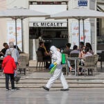 Varias personas disfrutan en la terraza de un bar junto a la playa después de que el Ministerio de Sanidad autorizara a que la totalidad de la Comunidad Valenciana pasase en su conjunto a la fase 1 de la desescalada