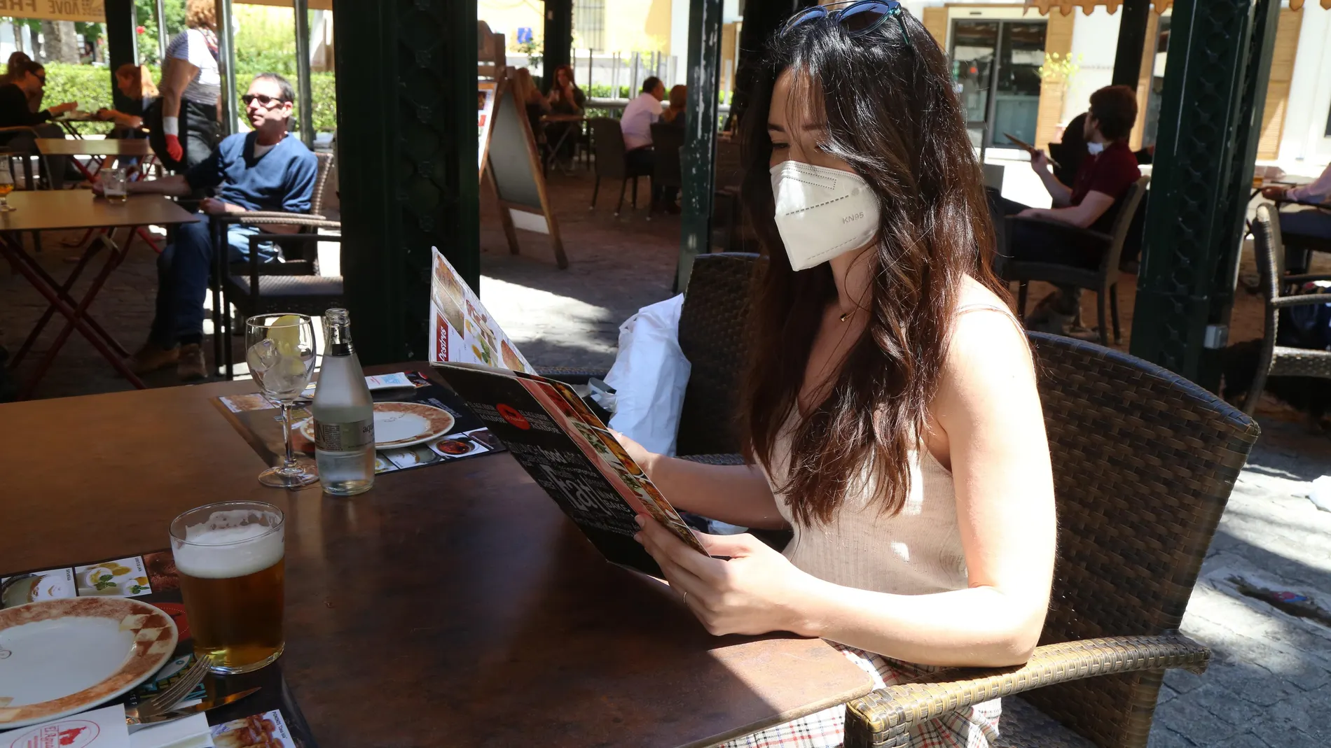 Imagen de archivo de una mujer sentada en una terraza de un restaurante de Granada tras el fin del estado de alarma