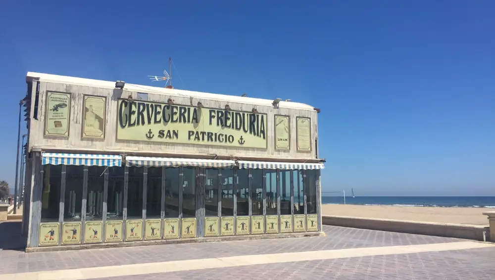 Restaurante cerrado en la playa de Valencia