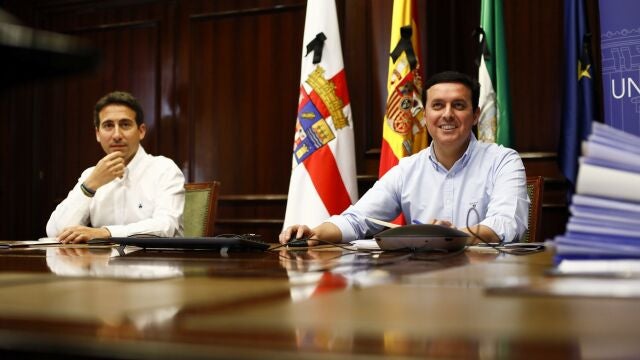 El diputado provincial Óscar Liria junto al presidente de la Diputación, Javier Aureliano García