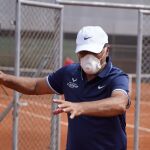 Toni Nadal entrena con mascarilla en la Rafa Nadal Academy