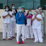 Varios trabajadores sanitarios del Hospital de la Fe de Valencia aplauden el pasado día 17 en agradecimiento al apoyo recibido durante el último homenaje a los sanitarios durante la pandemia de coronavirus
