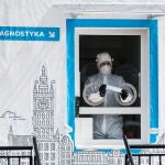 Un sanitario polaco en un centro de test a los que acceder con tu vehículo en Gdanks, Polonia