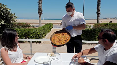 Los restaurantes de la playa de la Malvarrosa de Valencia ya han abierto sus terrazas