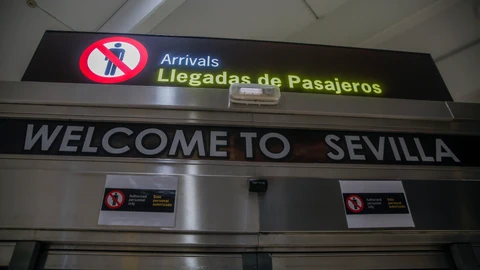 Panel infomartivo en el aeropuerto de Sevilla-San Pablo. María José López / Europa Press