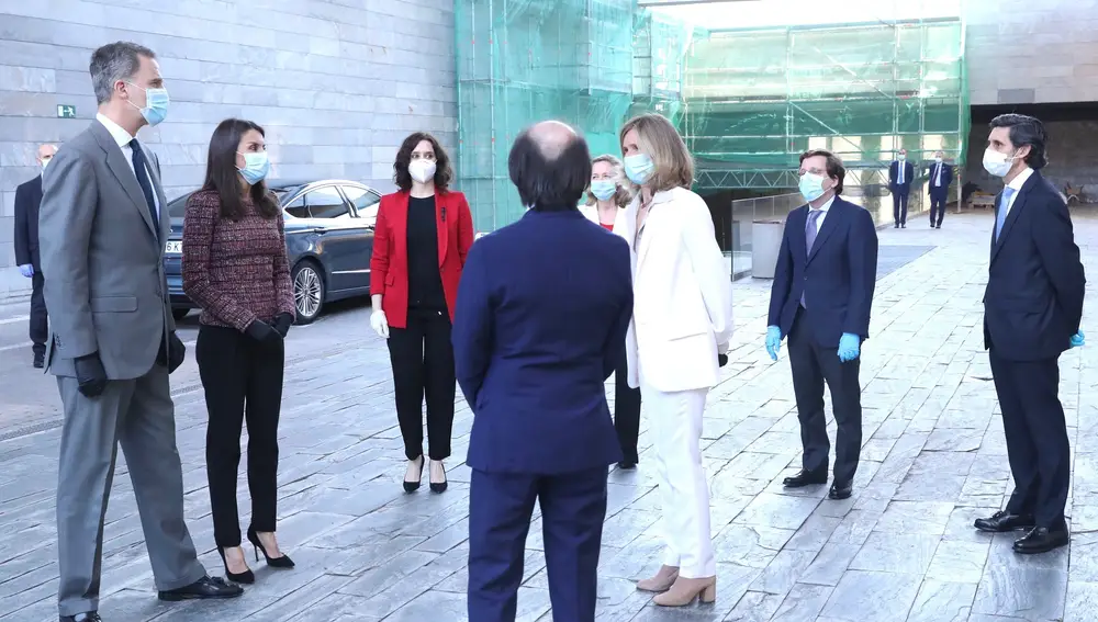(I-D) Don Felipe VI, doña Letizia, la presidenta de la Comunidad de Madrid, Isabel Díaz Ayuso, la vicepresidenta económica, Nadia Calviño, y el alcalde de Madrid, José Luis Martínez Almeida, en la entrada al acto de presentación del "Informe COTEC 2020", en Madrid (España), a 18 de mayo de 2020.REYES;CASA REAL;COTEC 2020;INFORME;EVENTOCasa de S.M. el Rey18/05/2020