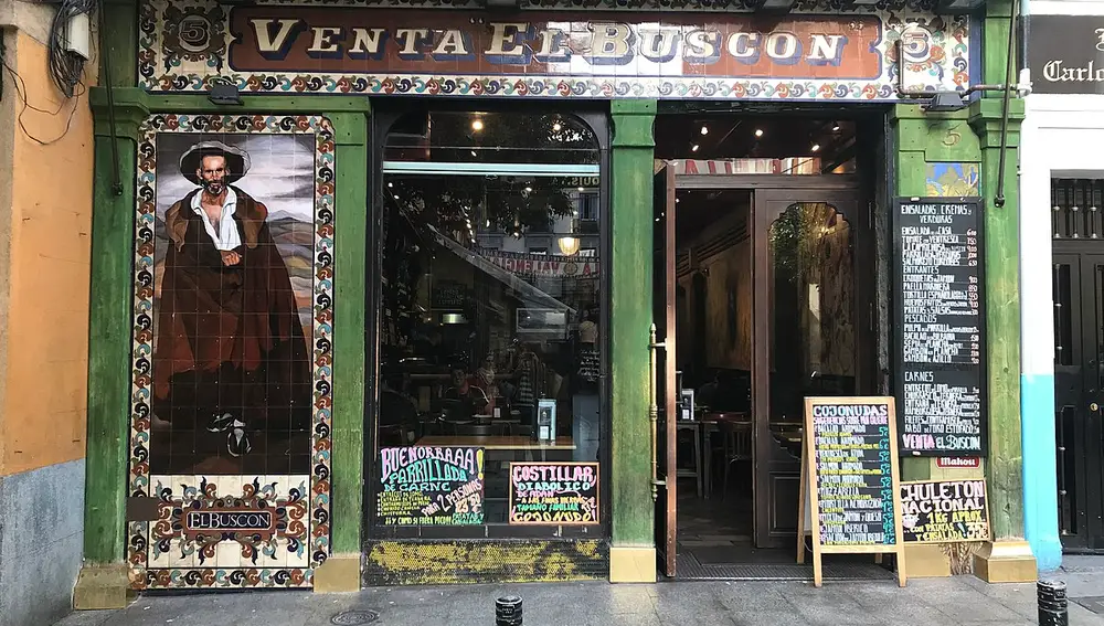 La típica fachada de un negocio en el Barrio de las Letras.