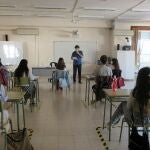 Una de las aulas del Instituto Español Giner de los Ríos ha reanudado sus clases presenciales, este lunes en Algés, a las afueras de Lisboa, en Portugal