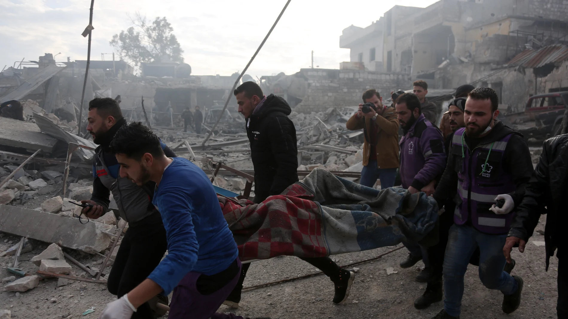 Vecinos de la ciudad siria de Idlib rescatan a heridos en un bombardeo el año pasado