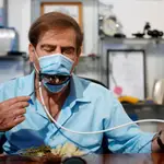 Meir Gitelis, inventor de la mascarilla que permite comer sin retirarla