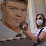 Una mujer golpea una cacerola ante la imagen de Pedro Sánchez en señal de protesta por la política del Gobierno