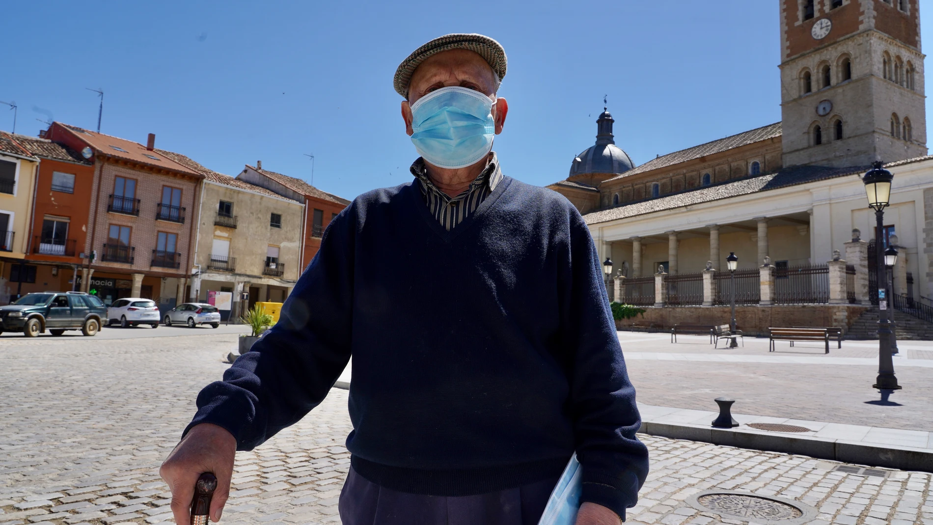 Emeterio Sánchgez, en vísperas de su 92 cumpleaños, tras recoger las mascarillas que facilita el ayuntamiento de Villalón de Campos (Valladolid)