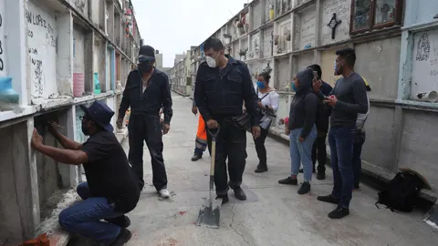 Familiares de Cirilo Carrera Aguilar lo despiden en el panteón Municipal de Nezahualcóyotl, en el Estado de México