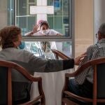 Una persona conversa con sus padres a través de una ventana habilitada en la residencia de mayores Ballesol Patacona, en mayo del año pasado