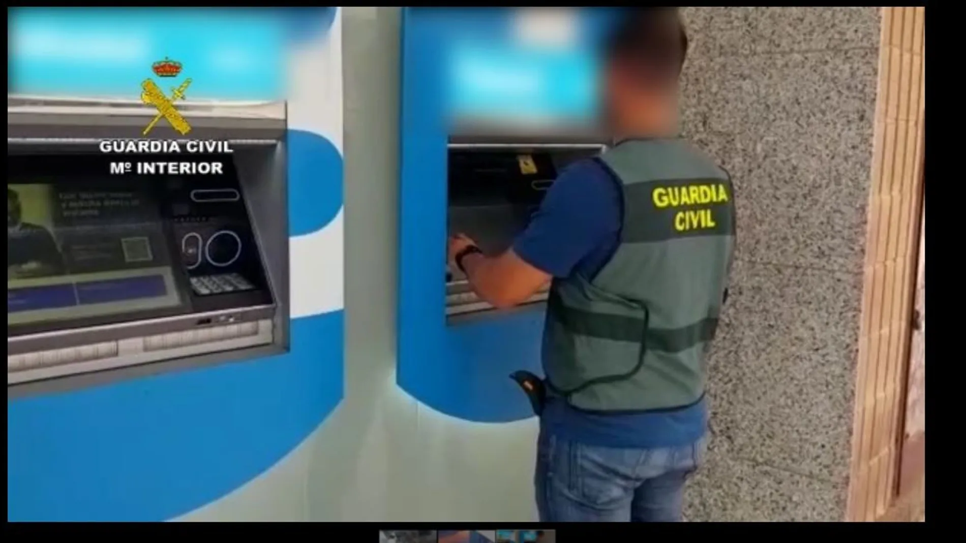 Un agente inspecciona uno de los cajeros utilizados