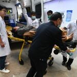 El personal médico transfiere a una persona herida después de un terremoto en el condado de Qiaojia de Zhaotong, provincia de Yunnan, suroeste de China