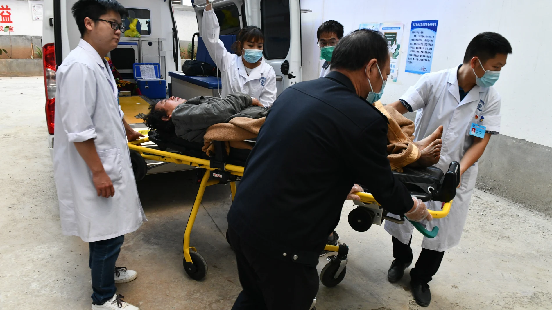 El personal médico transfiere a una persona herida después de un terremoto en el condado de Qiaojia de Zhaotong, provincia de Yunnan, suroeste de China