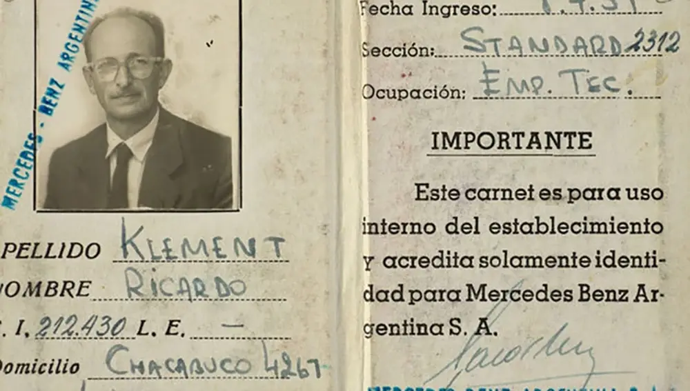 El carné de Adolf Eichmann como trabajador de Mercedes-Benz en Argentina