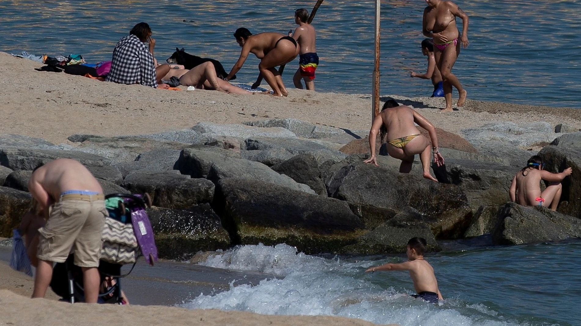 Barcelona, y sus alrededores, tuvieron problemas para contener las ansias de los bañistas