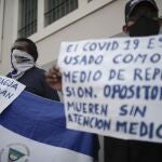 -FOTODELDIA- SJS01-SAN JOSÉ (COSTA RICA) 18/5/2020- Nicaragüenses residentes en Costa Rica, se manifiestan con algunos carteles con mensajes alusivos contra el mandatario nicaragüense Daniel Ortega hoy lunes 18 de mayo, en las calles de San José. La Asociación Nicaragüense Pro Derechos Humanos (ANPDH) denunció este lunes que el Gobierno de Nicaragua está cometiendo un "genocidio viral" con la falta de medidas ante la pandemia del COVID-19, una situación ante la que la organización pidió la intervención de la Organización Mundial de la Salud. EFE/Jeffrey Arguedas
