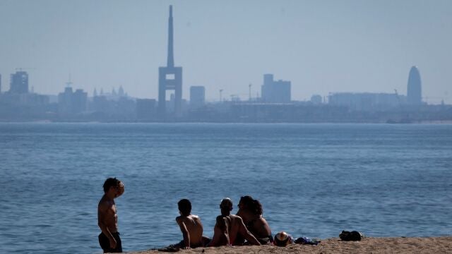 Varias personas disfrutan de la playa de El Masnou (Barcelona), este martes, sexagésimo sexto día del estado de alarma decretado por el Gobierno por la pandemia de coronavirus. EFE/Enric Fontcuberta